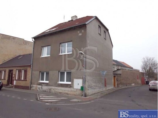 Prodej RD s dvěma byt.jednotkami a garáží