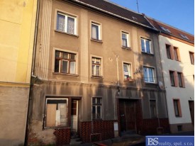 Prodej poloviny bytového domu v ulici Marxova